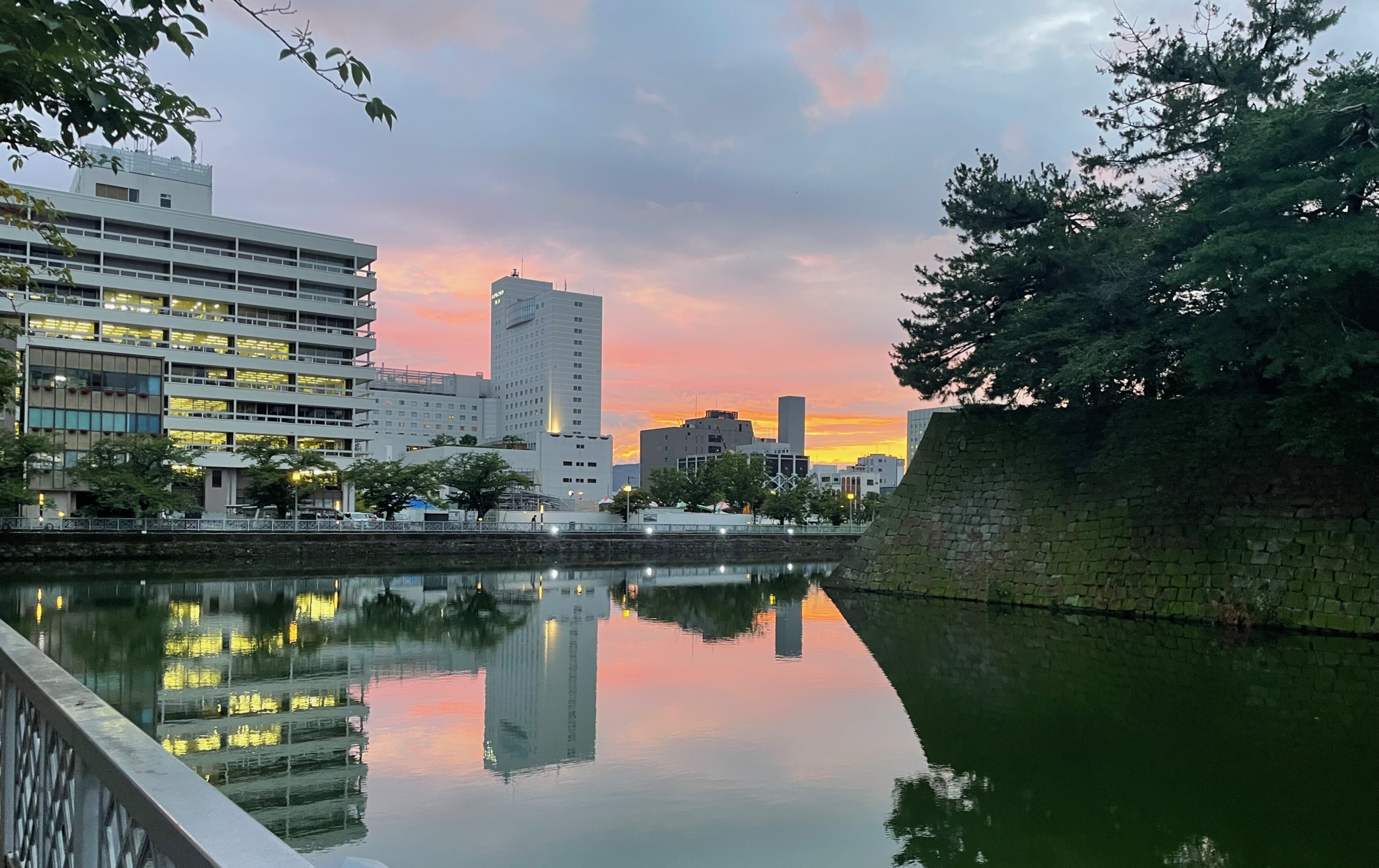 福井城跡の石垣, お堀と宿泊していたホテルフジタ福井. 夕焼けでした.