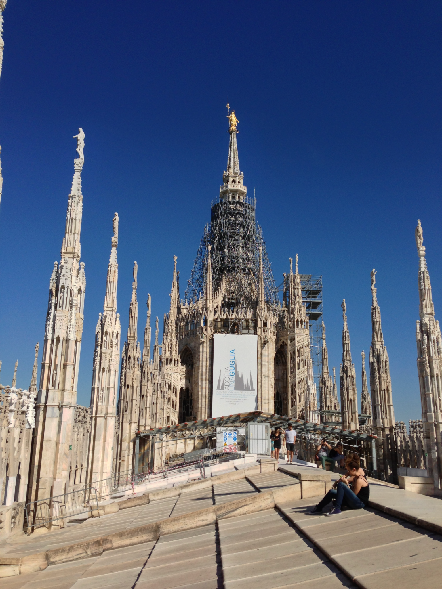 イタリアミラノのドゥオーモの屋上テラスの聖マリア像